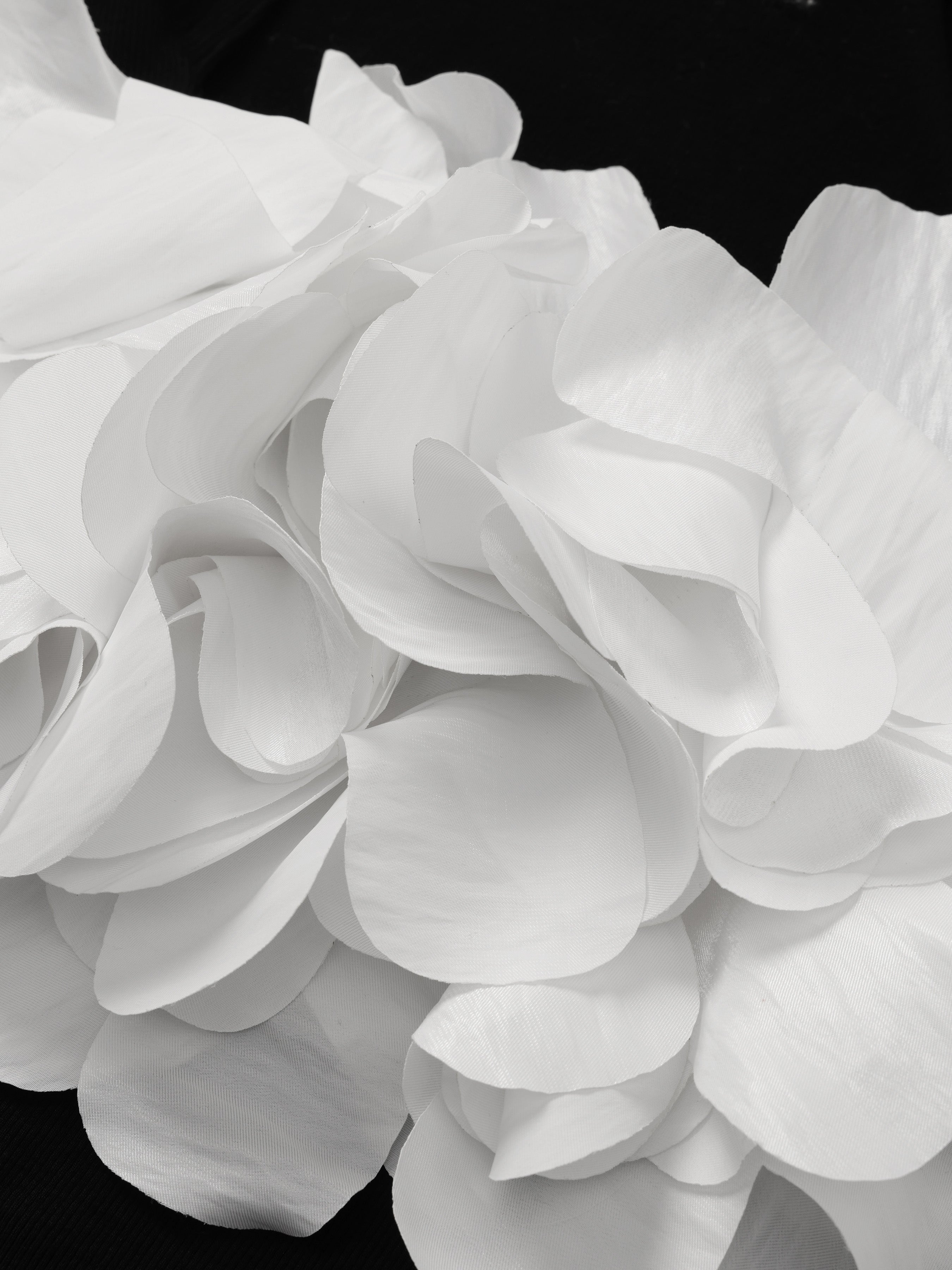 Åpen Rygg Strikkekjole med Blomsterdetaljer