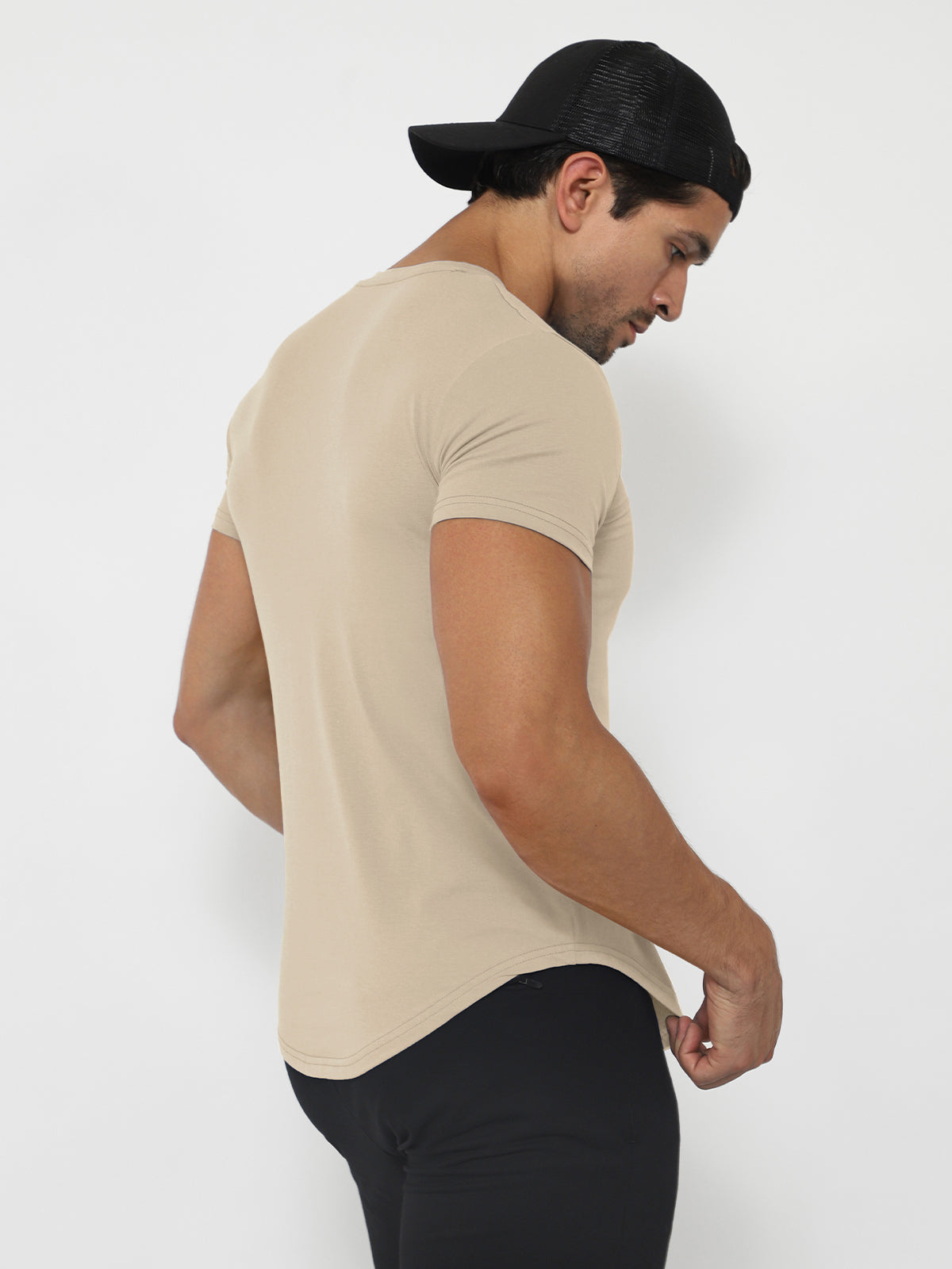 Kore T-skjorte – Tettsittende med buet kant