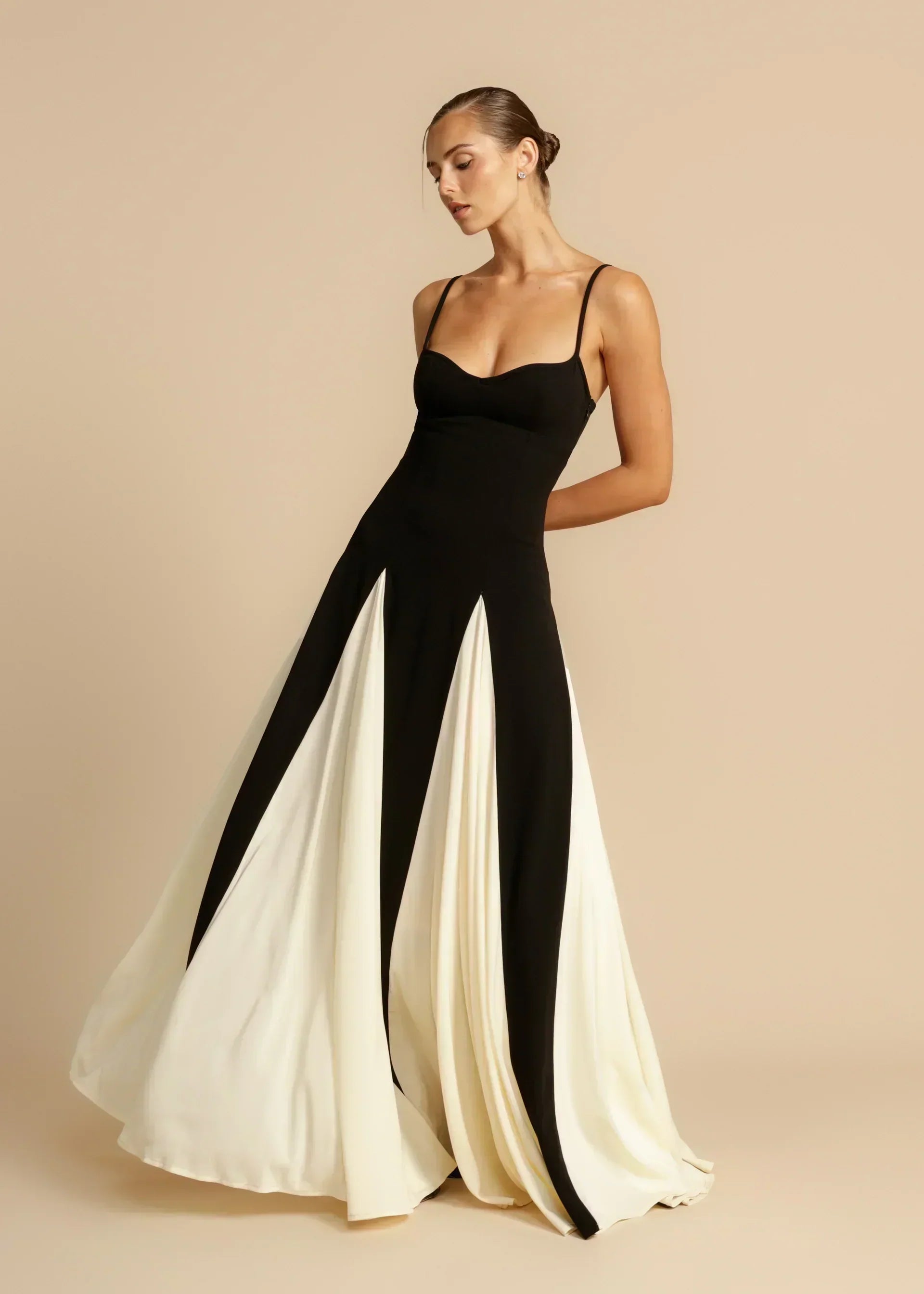 Celia - Elegant Kontrast Volanger Maxikjole